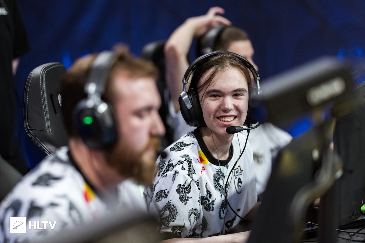 垒仍充满悬 垒仍充满悬